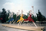 Бегуньи в туниках цветов Олимпийских колец.