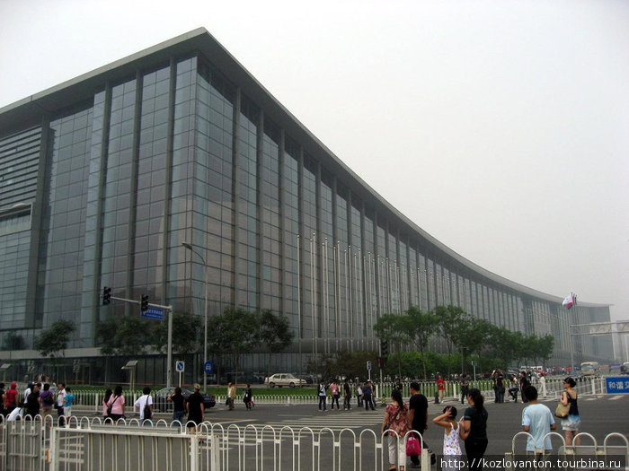 Национальный центр съездов, площадью 270 тыс. кв.м, служил пресс-центром Олимпиады. Также здесь походили соревнования по пентатлону. Пекин, Китай