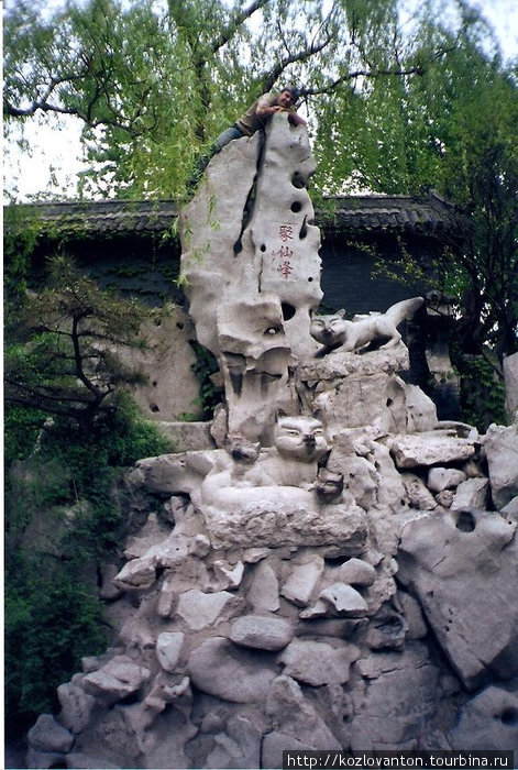 Каменная иллюстрация к новелле Пу Сонли \Лисий сон\ (наверху — не автор). Цзыбо, Китай
