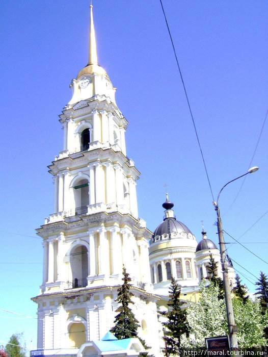 Величественная соборная колокольня намного старше (это редкий случай в практике возведения православных храмов) самого собора, который был построен и освящен в 1851 году