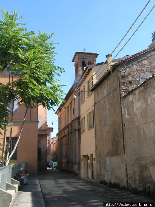 Улица в стороне от центра Парма, Италия