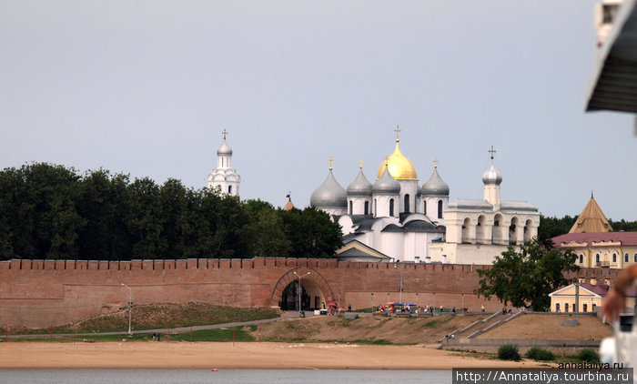 Вид на кремль с теплохода Великий Новгород, Россия