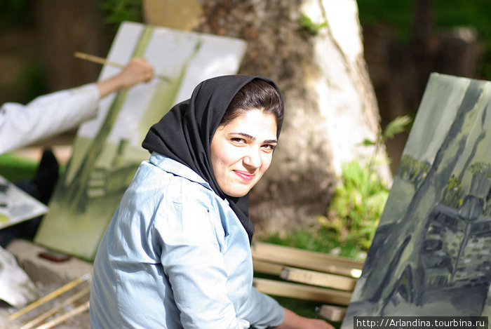 Исфахан.  Студентки художественного отделения университета. Иран