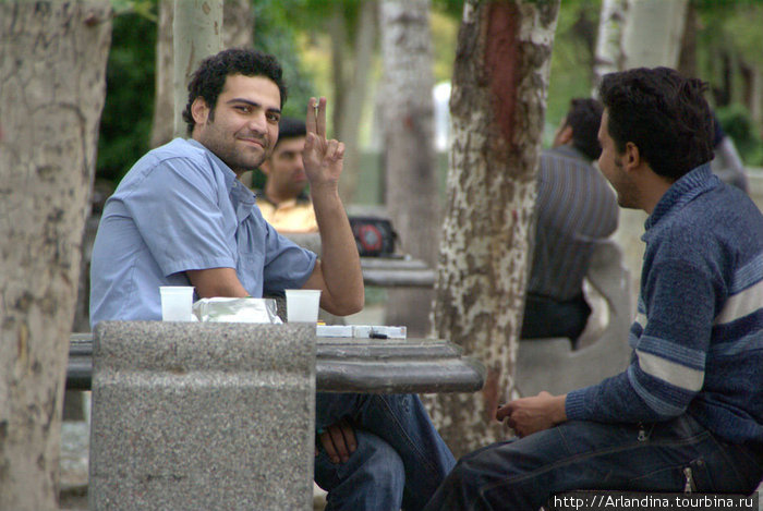 Исфаханские бульвары. Мужчины играют в шахматы. И улыбаются нам. Иран