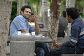 Исфаханские бульвары. Мужчины играют в шахматы. И улыбаются нам.
