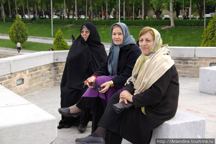Исфахан. Милые тетушки, средняя, на мой немой вопрос, кивнула разрешающе, остановив подругу рукой. Иран