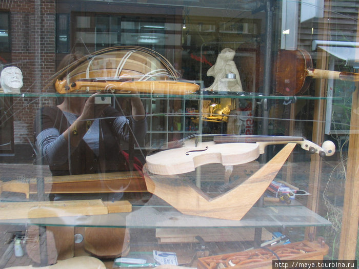 тут создают музыкальные инструменты. В витрине полуготовые скрипка и лютня. Утрехт, Нидерланды