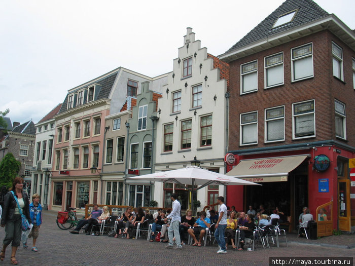 В кафе полно посетителей и большой плакат: «Здесь не кушают, а только пьют». Утрехт, Нидерланды