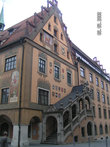 Здание ратуши и его лестница