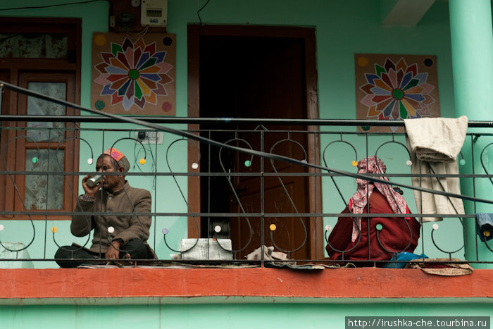 Балконная жизнь деревеньки: на балконе спят в обед и пьют чай Вашишт, Индия