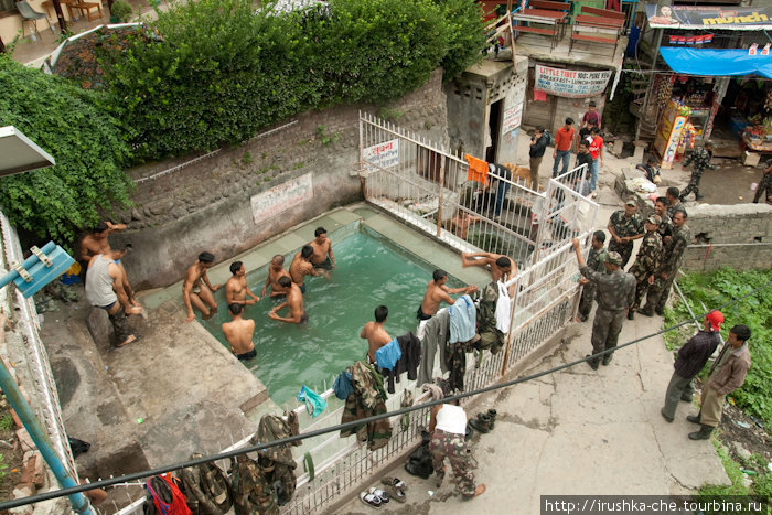 Открытые горячие источники. Место для досуга и купания мужчин. Вашишт, Индия