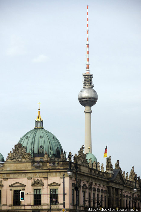 Телебашня на Александер-плац видна почти из любой точки города Берлин, Германия