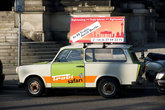 ... а один из берлинских символов — гэдээровский Трабант, маленькая картонная машинка — предлагает сафари по городу :)