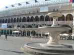 Площадь: дворец и фонтан