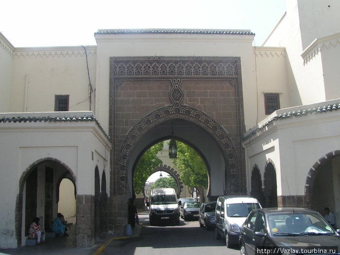 Ворота в Медину оформлены под старину Касабланка, Марокко