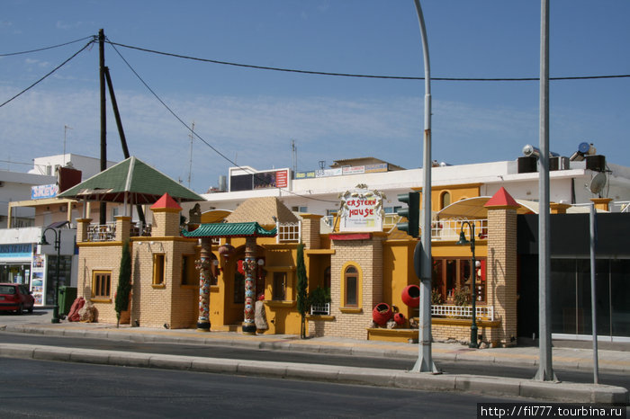 Городок баров и таверн. Фалираки, остров Родос, Греция