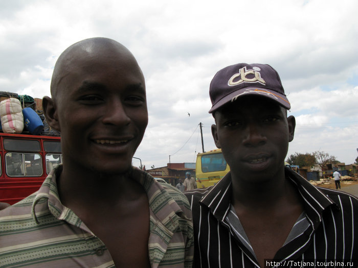 ребята попросили их щелкнуть -а потом все пытались себя разглядеть на фотооаппарате-но это было бесполезно -кроме 2 черных пятен  под палящим солнцем трудно было что разглядеть... Кения