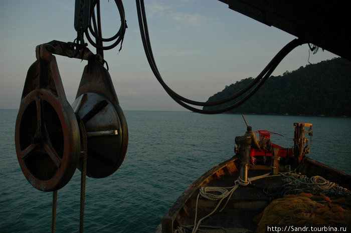 Сквозь сумерки шло наше судно в поисках рыбы.
Тишину нарушал лишь тоскливый писк эхолота. Пангкор, Малайзия