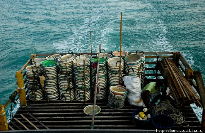 На карме уже всё готово к предстоящей ловле. В эти тазики будут складывать потом рыбу. Пангкор, Малайзия