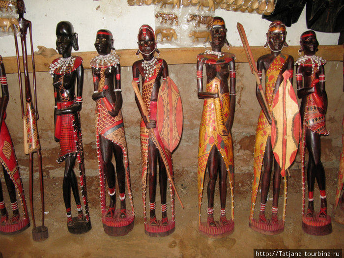 деревянные фигурки -племя Массаи-самый популярный сувенир -можно приобрести всевозможных размеров начиная от 10 см до метра высотой. Кения