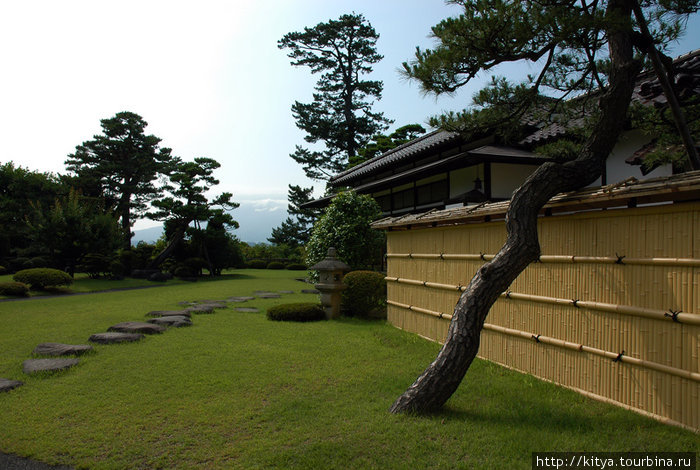 В мемориальном саду Фудзита Хиросаки, Япония