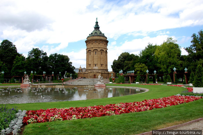 Великолепный фонтан,роскошный цветник,но,к сожалению,фонтан не работал. Мангейм, Германия