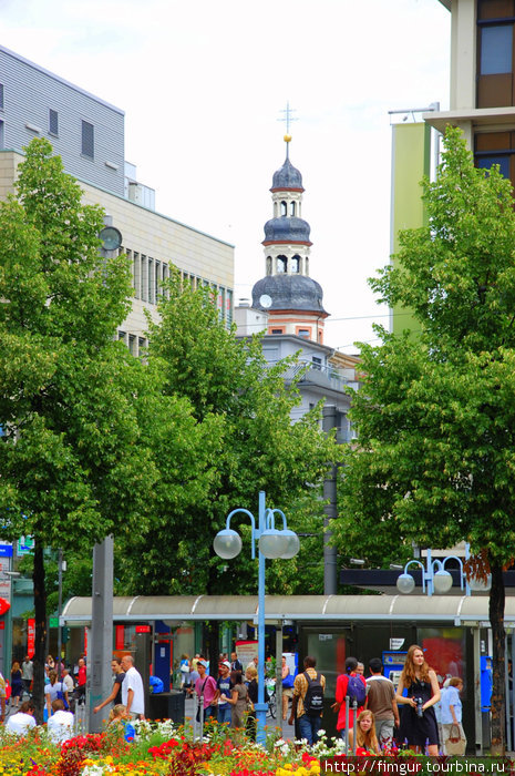 Городской этюд с трамвайной остановкой. Мангейм, Германия