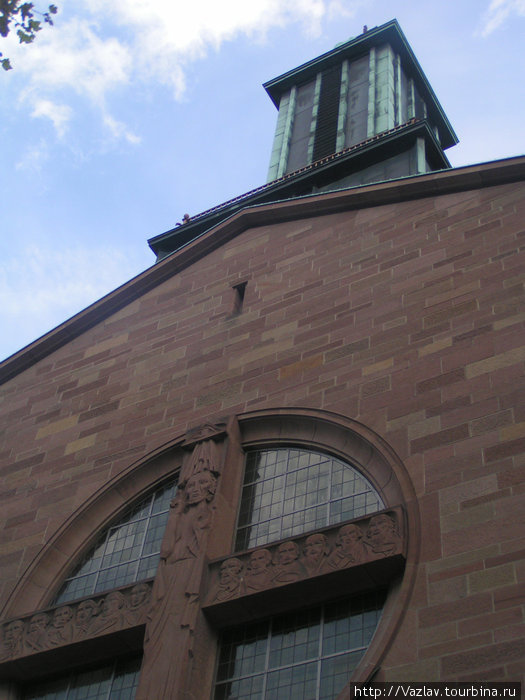 Фрагмент фасада и колокольня Штутгарт, Германия