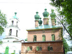 Церквей дивный звон. Церковь Благовещения (1688 — 1702) и белокаменный храм Вознесения (1745) чудесно смотрятся рядом