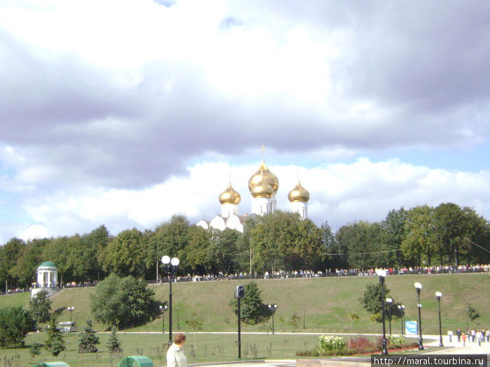 Целуют небо купола собора Ярославль, Россия