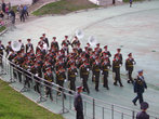 Аты-баты шли солдаты словно на парад — на марш-парад духовых оркестров