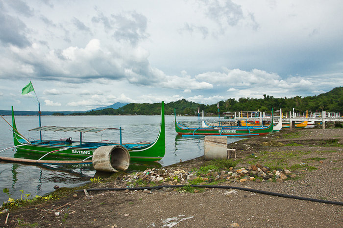 Лодки, которыми вас привозят до вулкана Остров Лусон, Филиппины