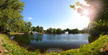 панорама близ водоема в парке
