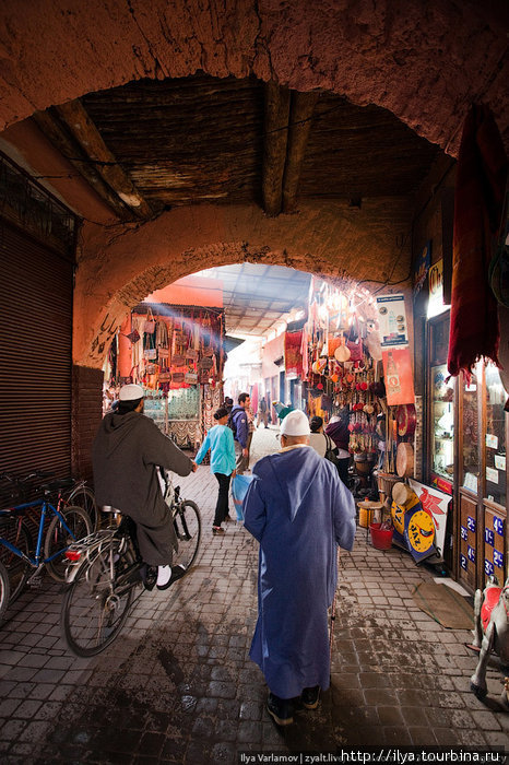 Узкие пешеходные улочки от солнца защищают навесы. Марокко