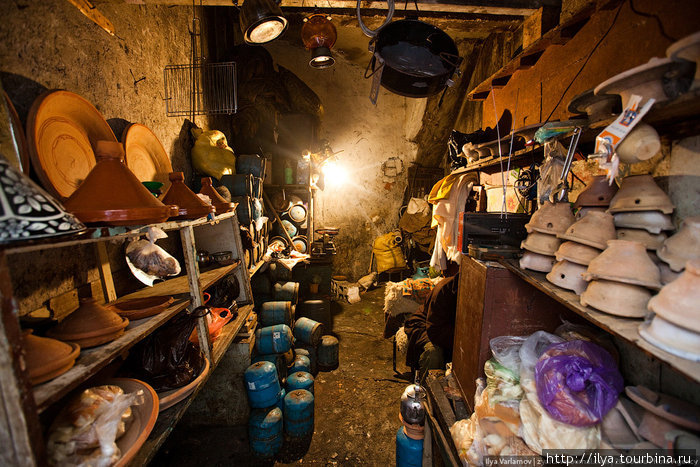 Магазинчик Все для кухни, слева глиняные тажины — традиционная марокканская посуда. Марокко