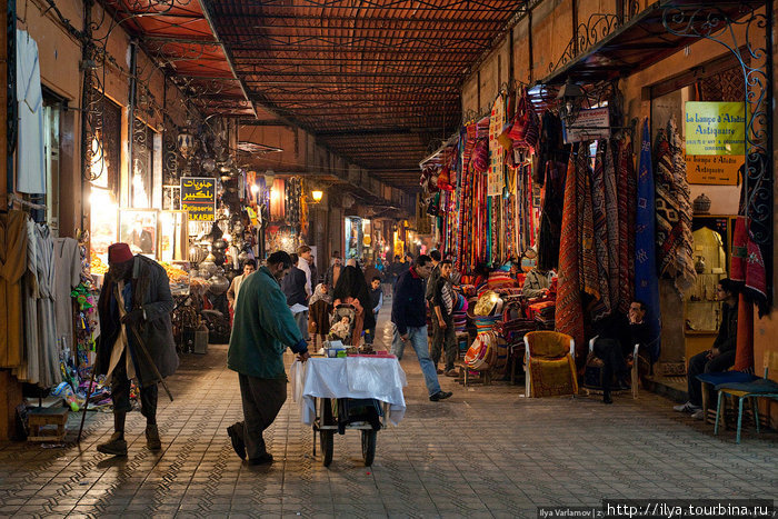 В некоторых городах бывают дни (обычно раз в неделю), когда работают специализированные рынки, такие как рынок серебряных изделий в Тизните и т.п. Марокко