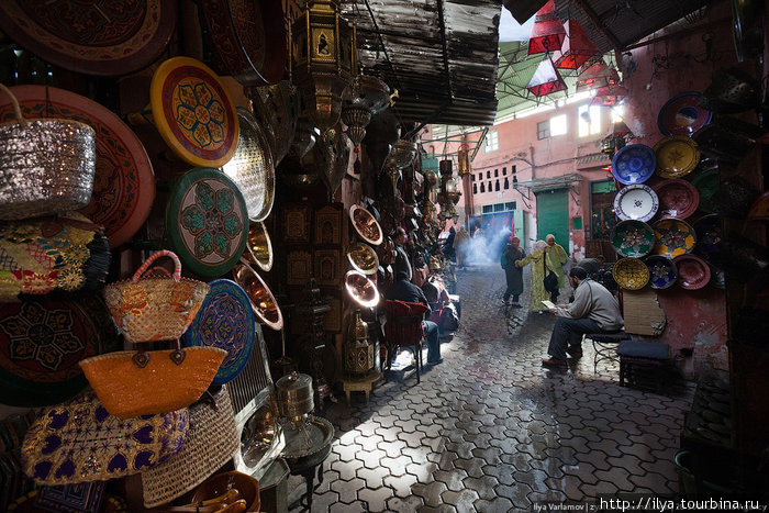 Излюбленными сувенирами туристов являются подносы, тарелки, чайники и прочие изделия из железа и меди. Некоторые такие сувениры очень похожи на лампы Аладдина – на вид они такие же потёртые и старые. Марокко