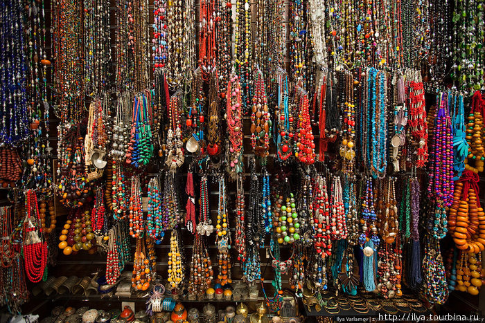 По традиции женщины Марокко украшаются себя браслетами, бусами, серьгами и кольцами. Берберки обычно носят эмалированное серебро с полудрагоценными камнями. Арабки отдают предпочтение золоту. Марокко