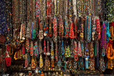 По традиции женщины Марокко украшаются себя браслетами, бусами, серьгами и кольцами. Берберки обычно носят эмалированное серебро с полудрагоценными камнями. Арабки отдают предпочтение золоту.