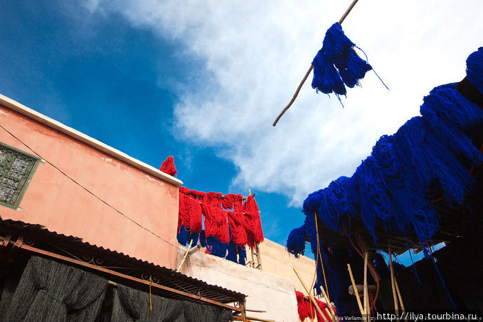 В Марракеше есть ряды, где красят ткани и нитки, сушат все прямо над головами прохожих, выглядит очень красиво. Марокко