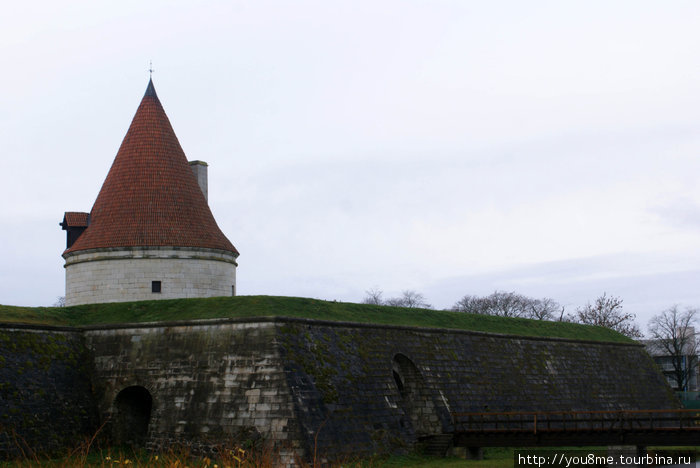 башня над крепостной стеной Курессааре, остров Сааремаа, Эстония