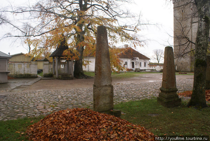 во дворе: взгляд справа налево Курессааре, остров Сааремаа, Эстония