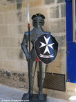Вход в музей охраняют рыцари