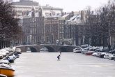 Большинство каналов не замерзло, но вот на Кайзерграхт даже катались на коньках (голландцы же — спецы по конькобежному спорту). И это при температуре -3.