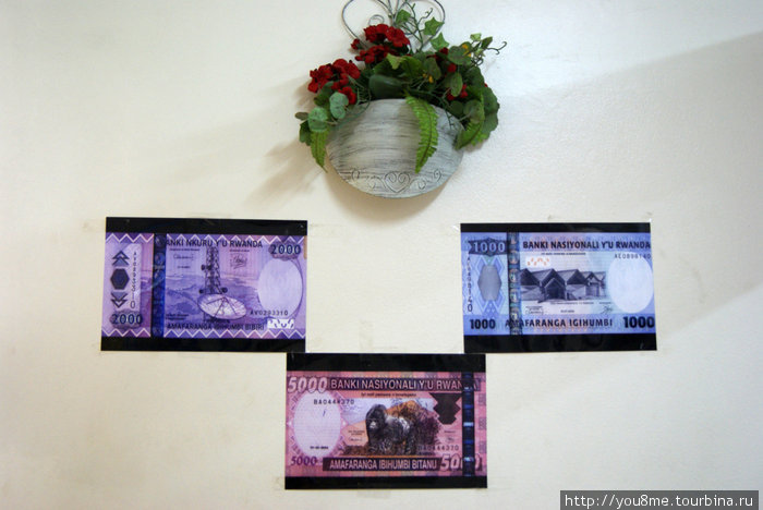 деньги Руанды на стене обменного пункта