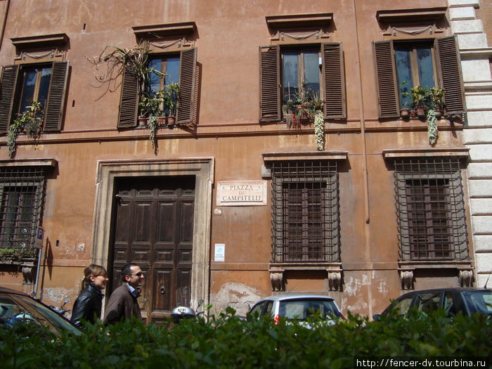 Причудливые ставни и растения — очень характерно для старого города Рим, Италия