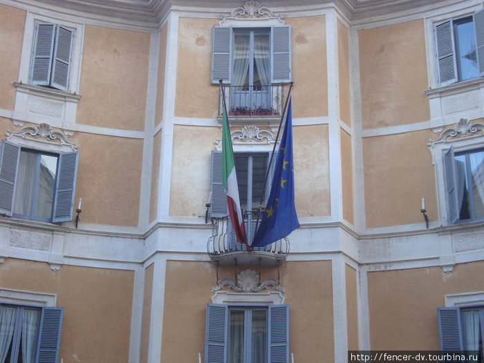 Государственные учреждения предпочитают украшать балконы государственной символикой) Рим, Италия