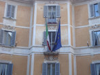 Государственные учреждения предпочитают украшать балконы государственной символикой)