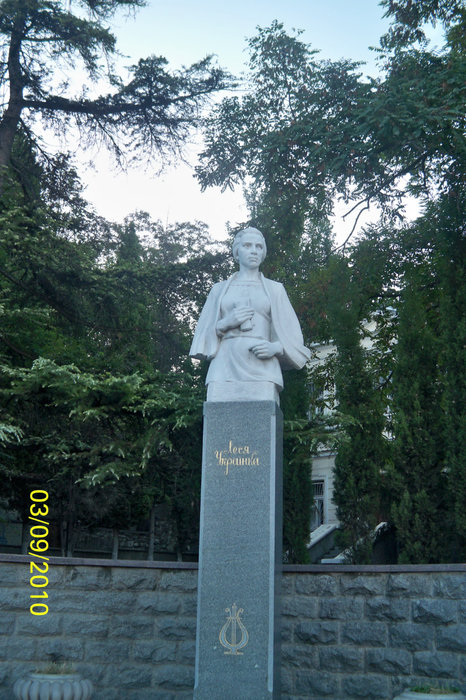 Памятник Лесе Украинке на улице Балаклавы Балаклава, Россия