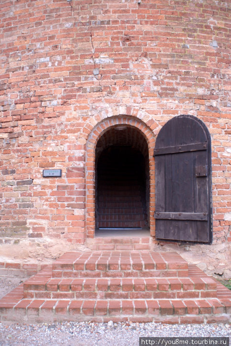 вход в башню Сигулда, Латвия